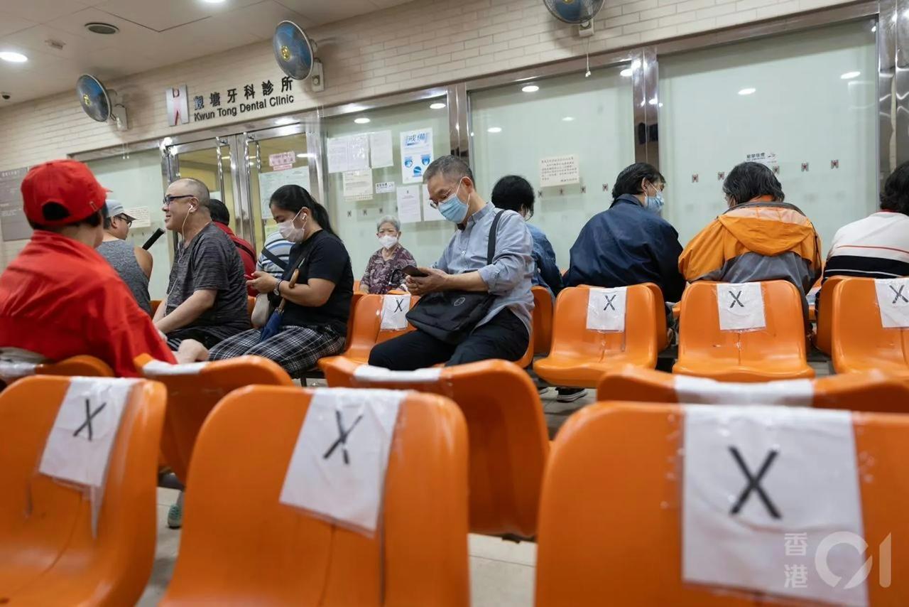 这里是香港社区中心的牙科诊所。

每到晚上，不少居民来这里排队，为了拿到一个号码