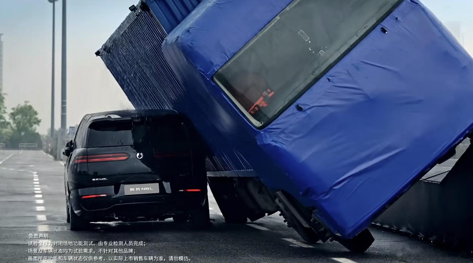 我去，极限应对大货车侧翻！腾势N8L 确实是够安全，这种情况下车内有足够的安全空