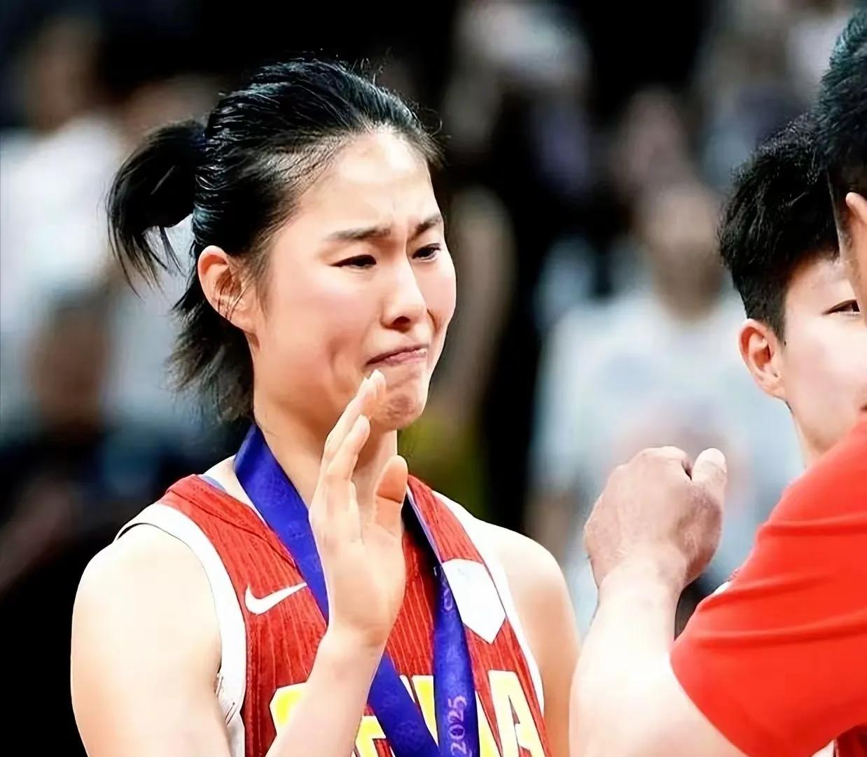 不是王思雨！中国女篮首位留队老将或已定，懂宫鲁鸣，受队友信任如果王思雨、杨力维二