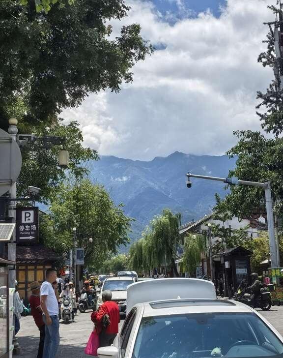 买苹果还是安卓
说实话我更喜欢苹果的屏幕和音质，拍照，但是现实我用的却是华为，不