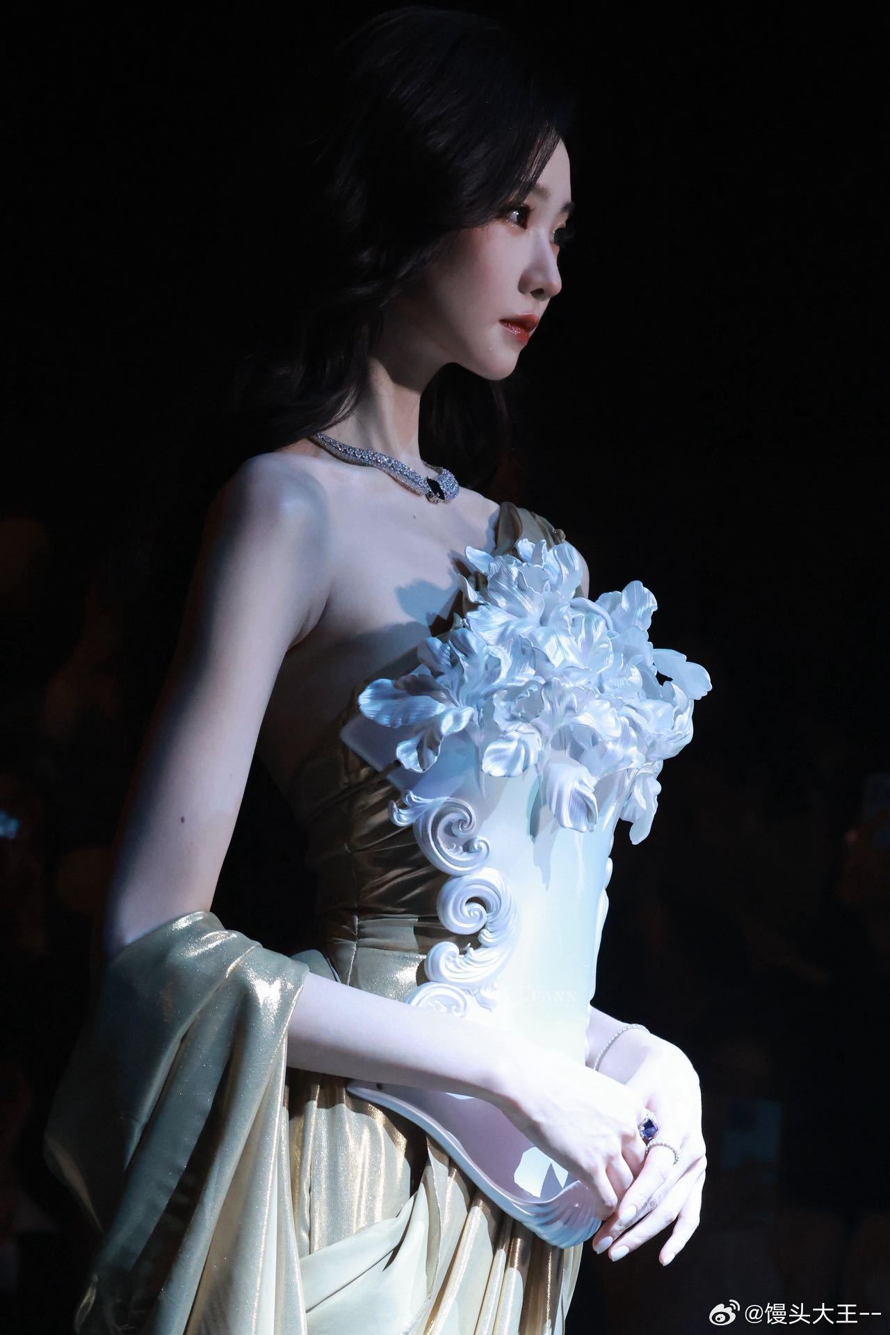 张艺凡从油画里走出的神女救命！张艺凡手持蜡烛的画面也太绝了，整个人像油画里定格的