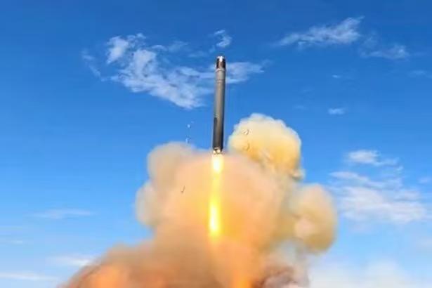 俄罗斯总统普京12日接到当天成功发射最大级别的新型洲际弹道导弹（ICBM）“萨马
