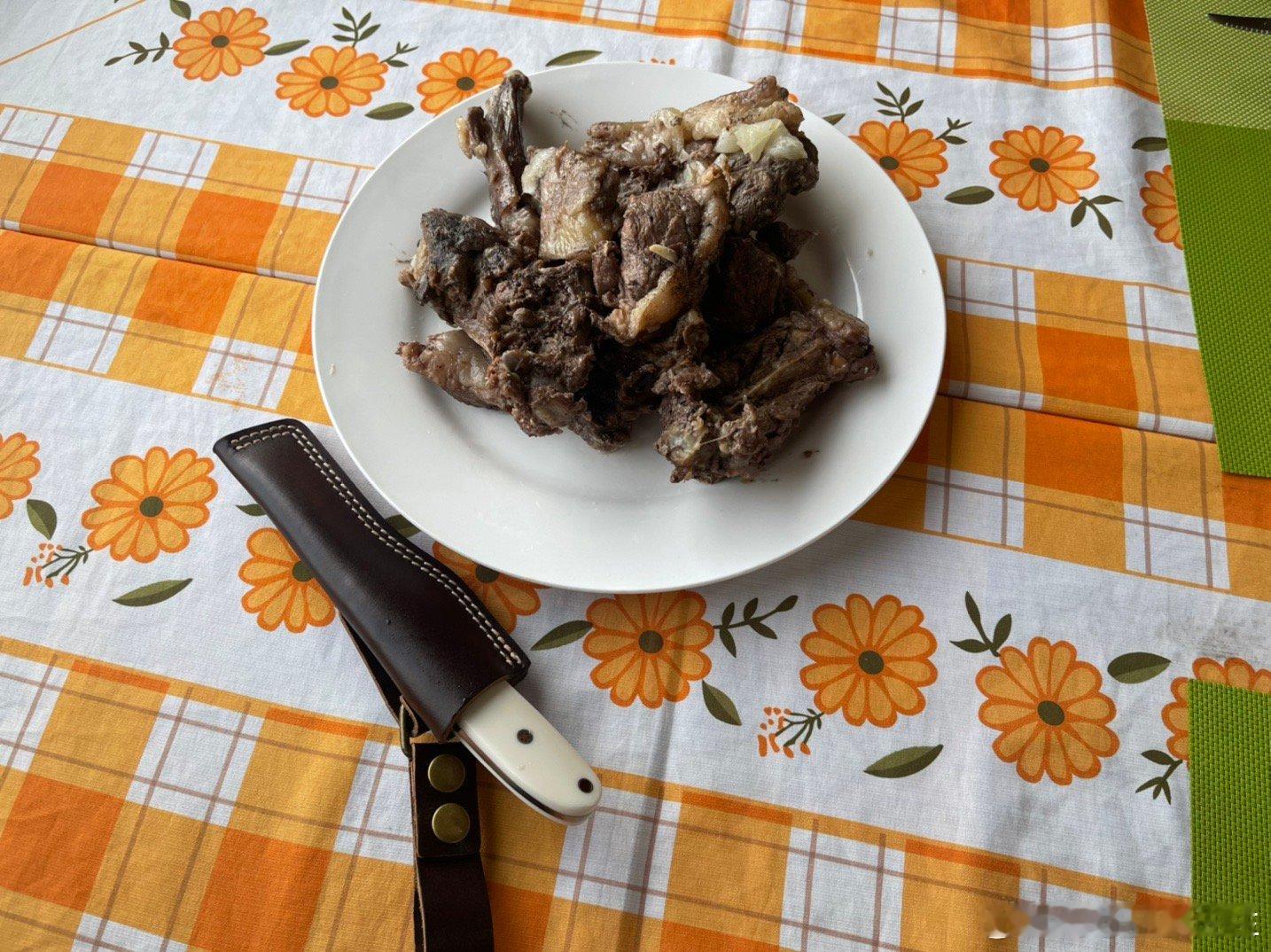 昨天晚饭上这么好的石头烤羊肉，旁边韩国游客却拿出了拉面和泡菜，可能是吃不惯羊肉吧