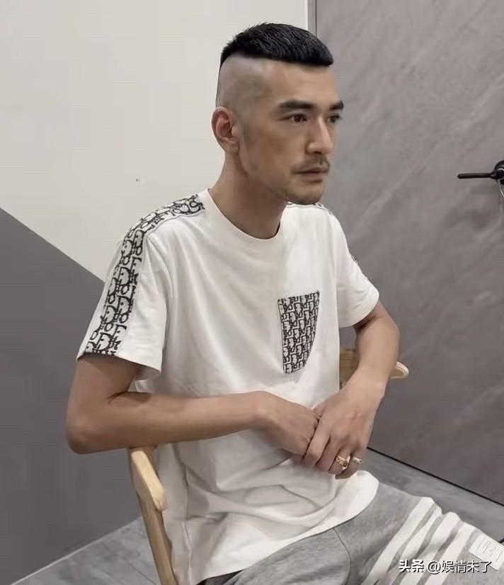 长得也太神似金城武了，猛一看几乎一模一样，也就他这颜值能扛住这发型，换本尊说不定