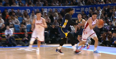 于米提复刻库里地滑之秀cba俱乐部杯 于米提这球似曾相识，跟库里当年一样地滑之秀