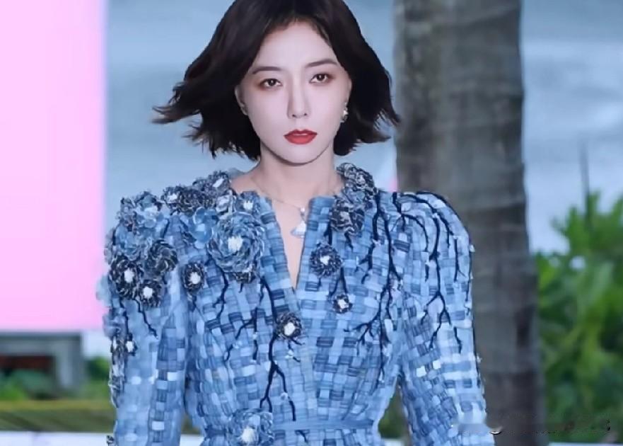 王珞丹这红毯状态真的绝了！气质轻松又亮眼，走路带风美得像在逛街，堪称今日红毯“绝