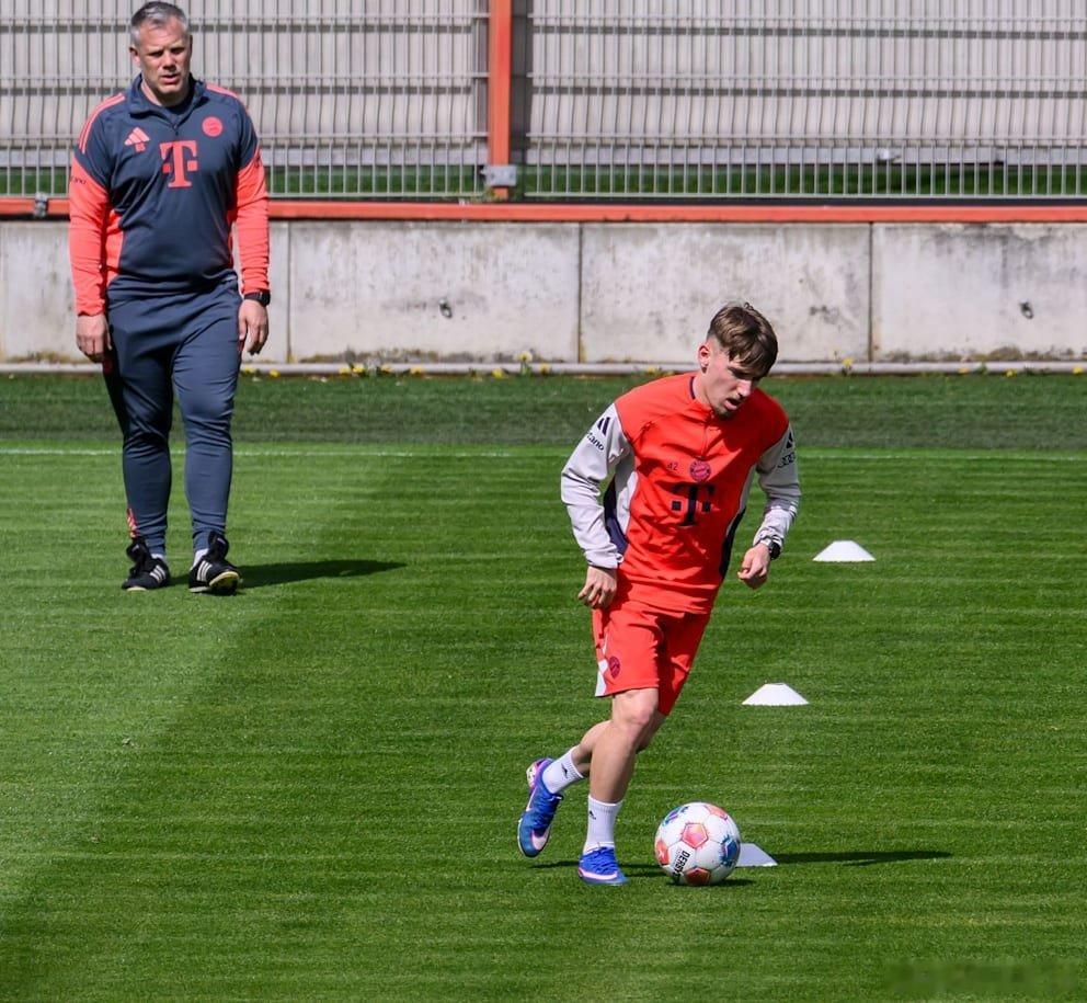 🚨［圖片報］：倫納特·卡爾今天傷癒後首次進行了30分鐘的個人訓練，這是他傷癒後