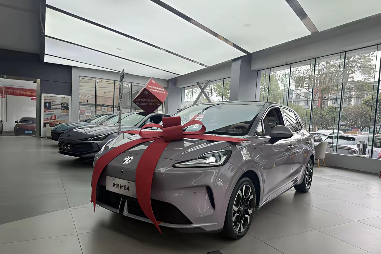 这数据真够魔幻的。2026年6月，新能源渗透率冲到62.8%，每卖10台车就有6