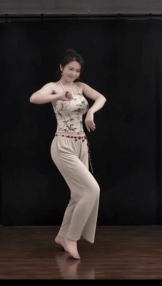 身材窈窕，婀娜多姿，这舞蹈，让人百看不厌，不论容貌、舞姿、穿搭，都恰到好处，并令