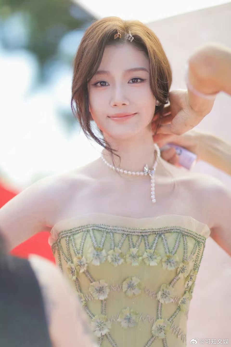 卢昱晓绿色绣花裙卢昱晓换妆容了卢昱晓换妆容了，好看的，蛙趣蛙趣 ​​​