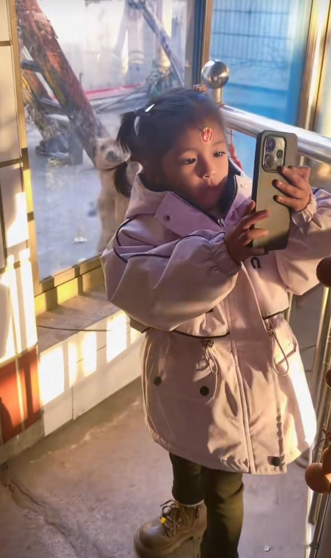 短短两个月，现在的安娜真的变化很大了。现在的笑声是发自内心的欢笑，性格也是开朗了