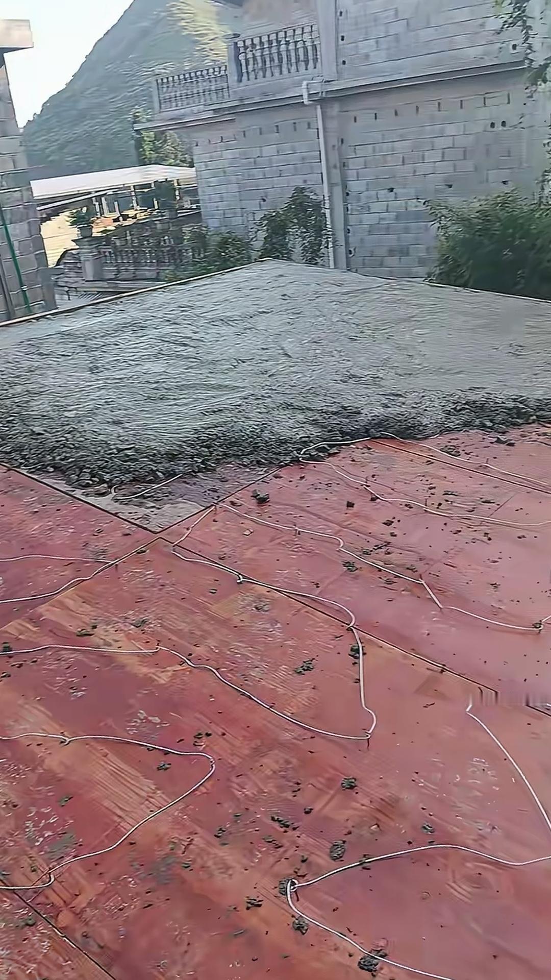 楼面未用钢筋浇筑，这样的施工谁能看懂？
模板上连钢筋都没铺设，工人就直接往上面浇