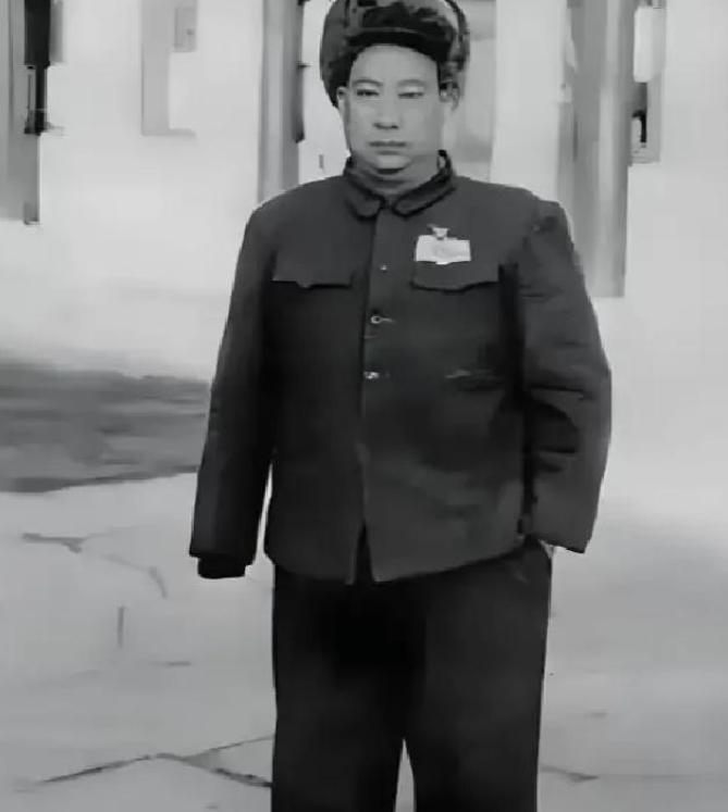 1938年，贺炳炎去收编一支民众自卫队，对方首领原是东北军出身，仗着手上有700