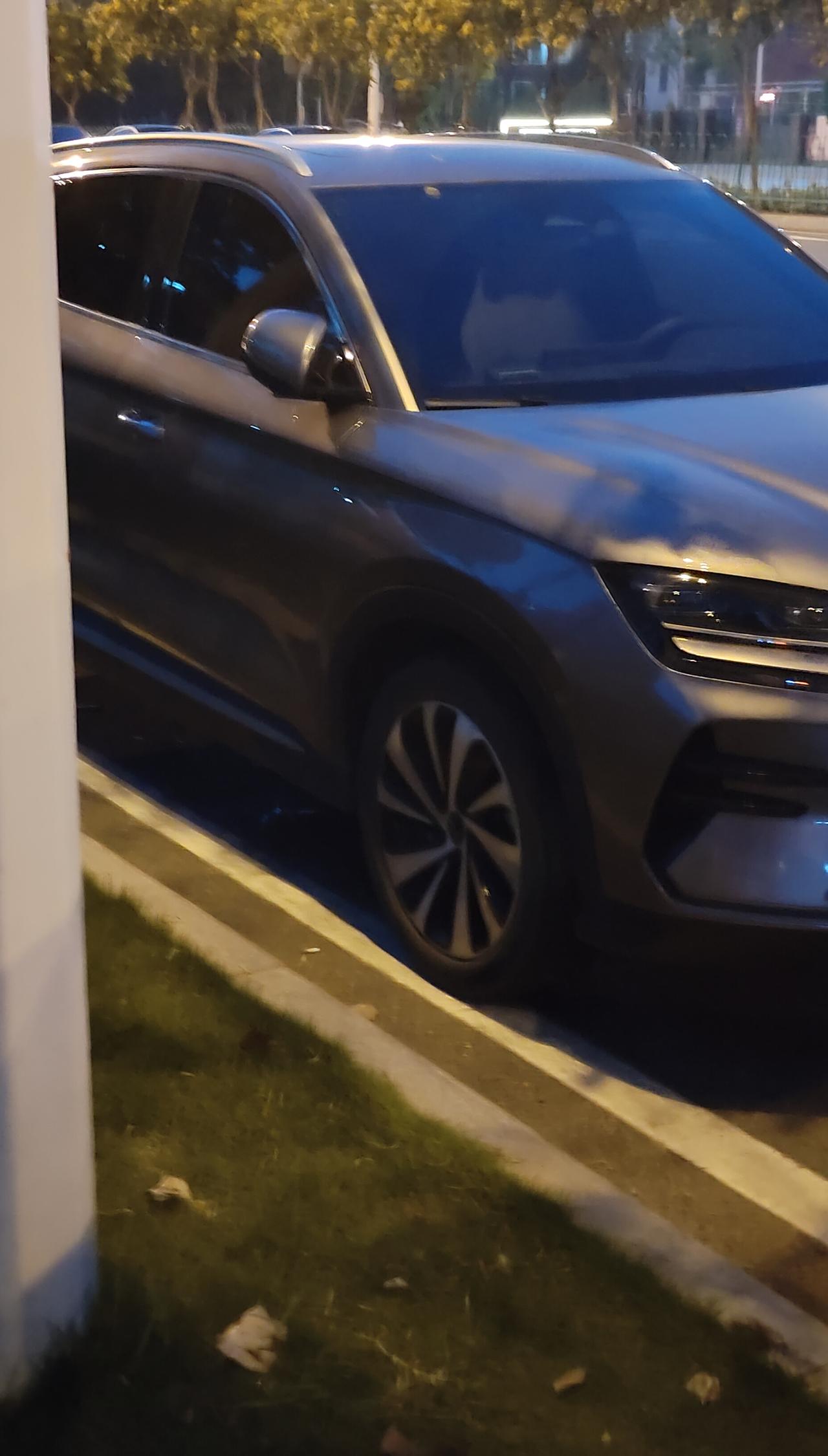 一看就是后视镜自动折叠的高端车