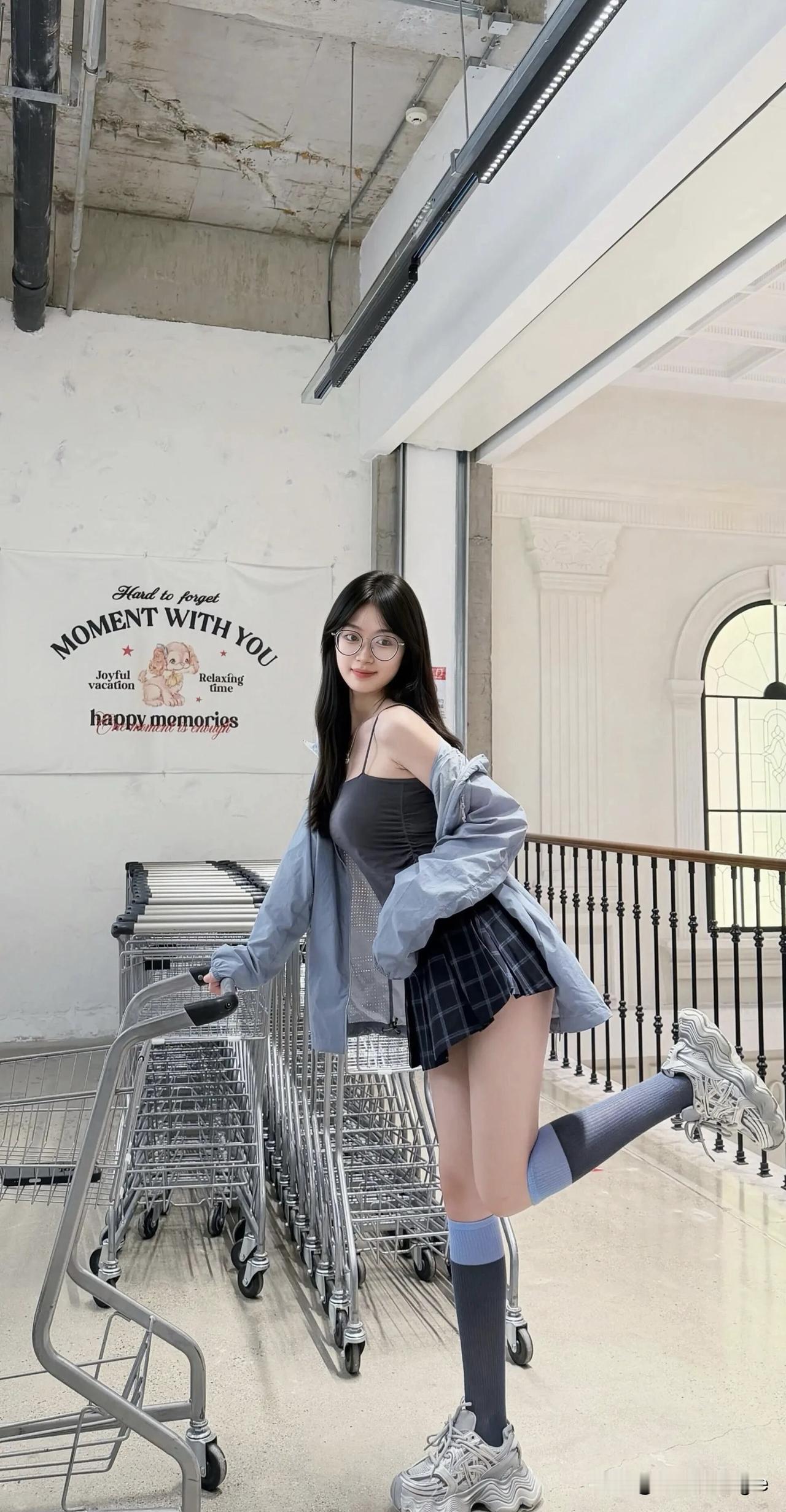 蓝白配色的清新校园风，搭配高筒袜和运动鞋，元气满满！💙👟👠