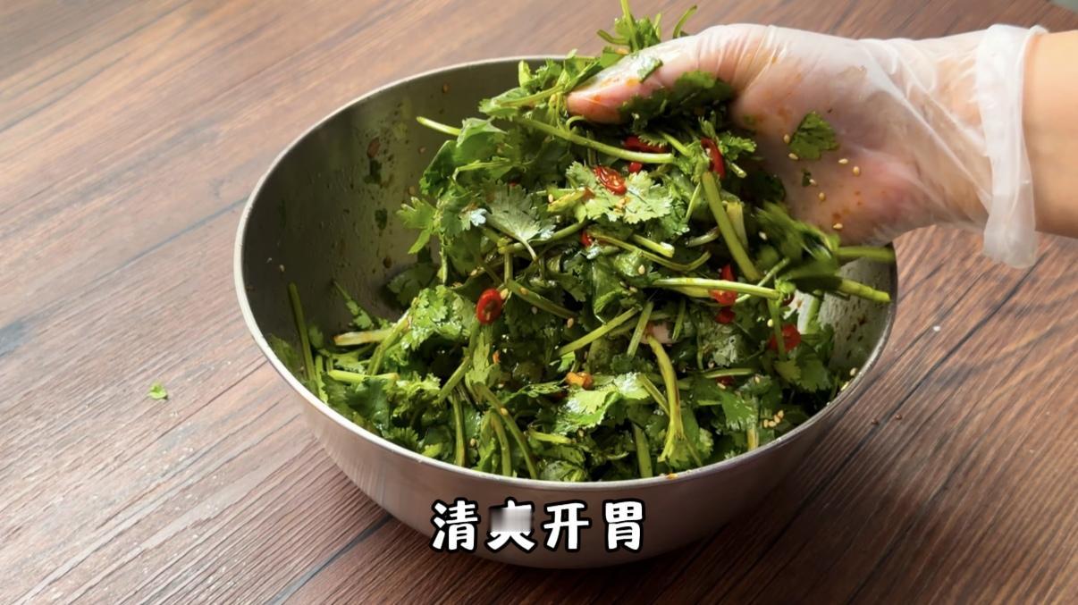 🌶️5块钱做清爽凉拌香菜，香到停不下来！

香菜5块钱就能买到一大把，用来做凉