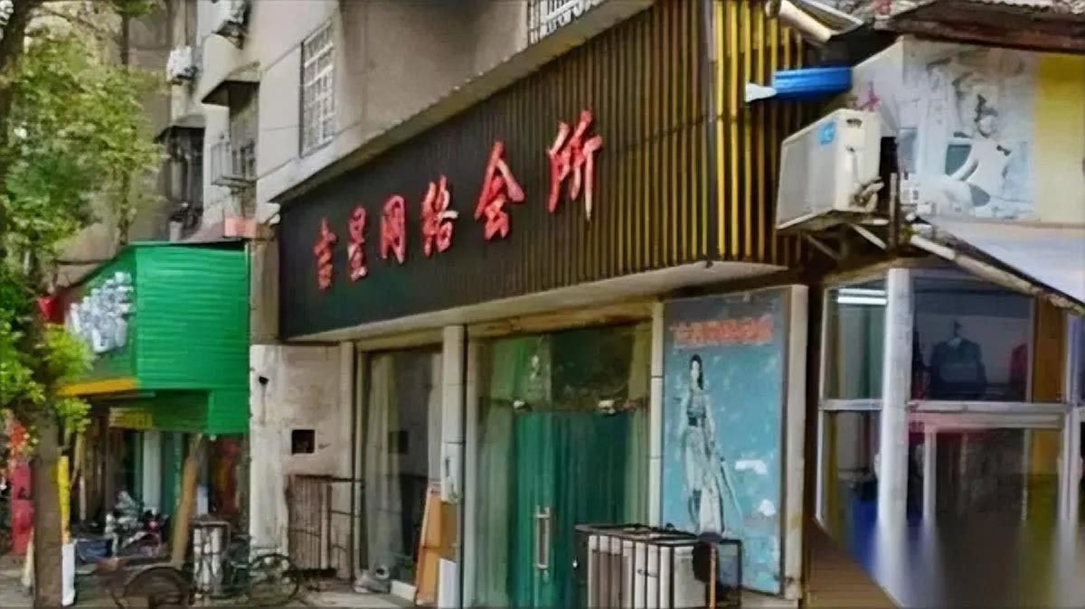 以为网吧早凉了？

全国竟有10万家！它咋活的？

现在的网吧早不是记忆里烟汗味