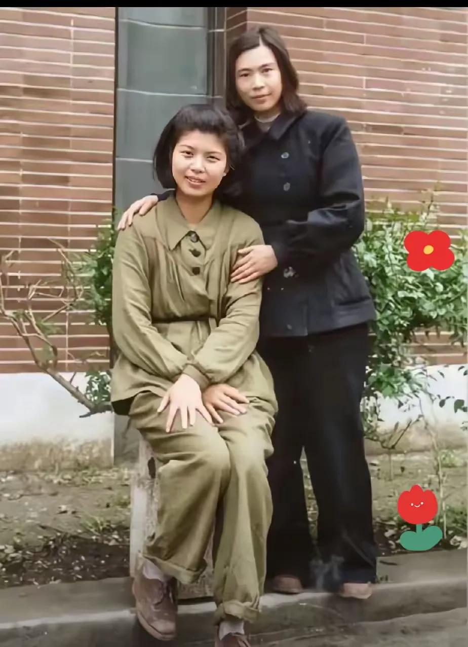 这是贺子珍与女儿李敏（原名娇娇）的珍贵合影。贺子珍站在身后，温柔环护着坐着的李敏