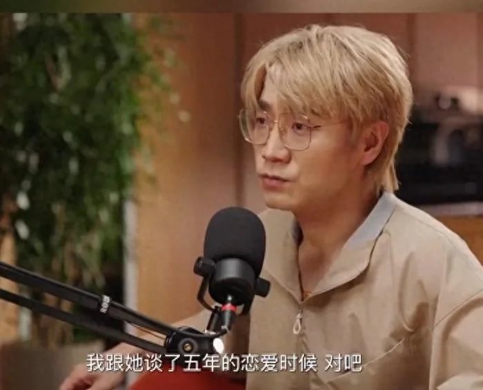 王铮亮曝婚礼趣事 妻子婚纱仅穿半小时便上楼打游戏王铮亮在近期访谈中分享婚礼往事，