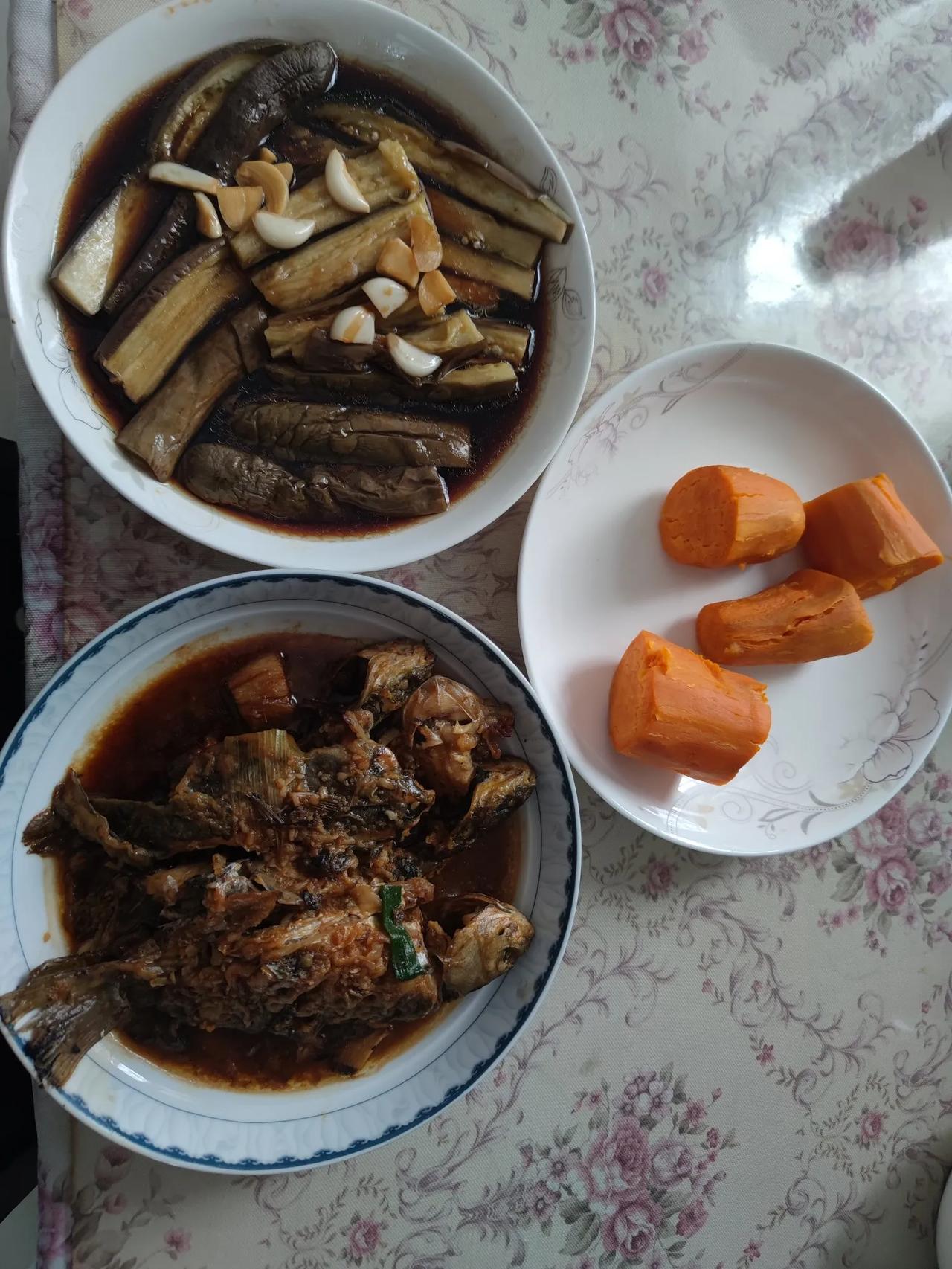 记录我的2025今天中午的午饭一盘红烧鲫鱼，一盘青春茄子，还有蒸红薯。荤素搭配，