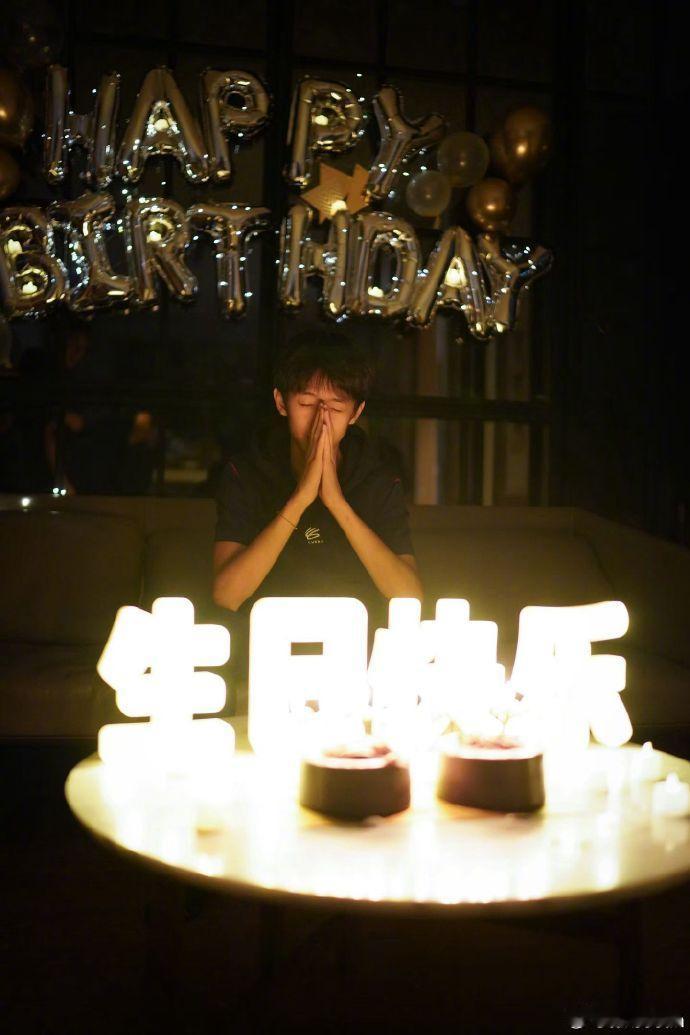 孙俪长文祝等等14岁快乐，庆生照里的少年阳光帅气，成长故事太好读～ 