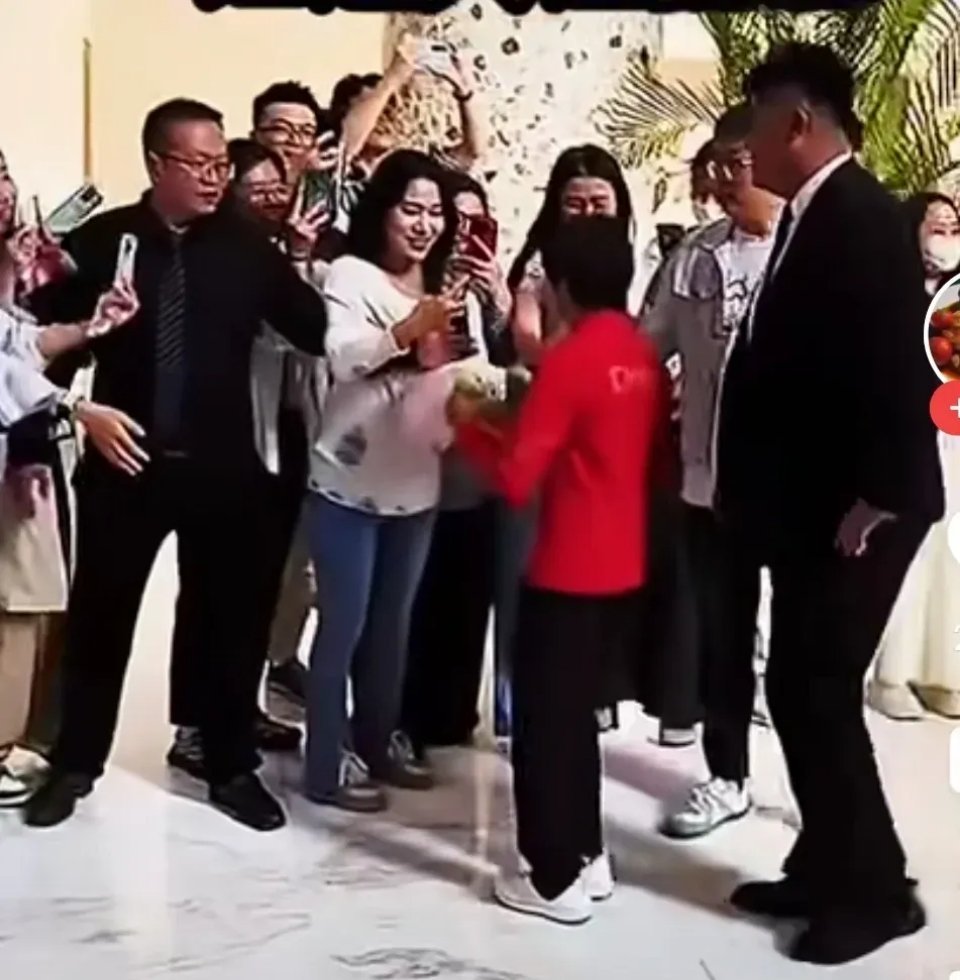 全红婵陈芋汐参加商业活动，全红婵走到哪里，人群欢呼到哪里，人气一直长胜不衰。陈芋