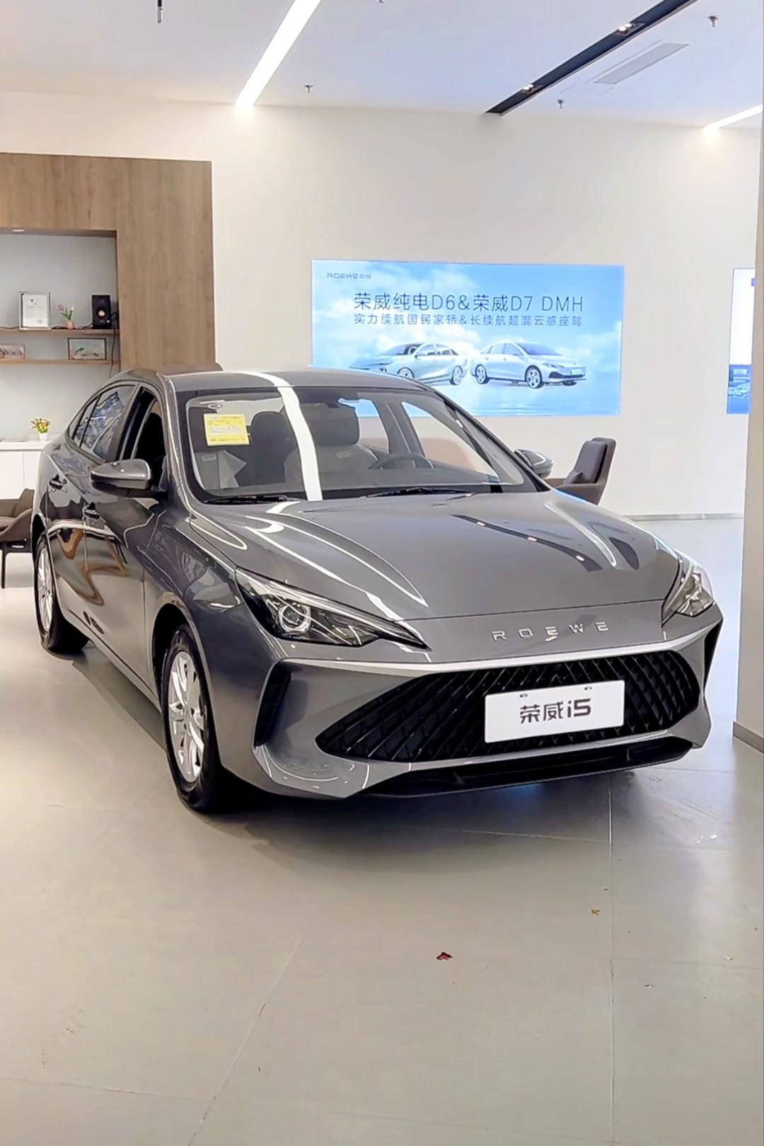 预算不多，想买个遮风挡雨的代步车，可以看看荣威i5手动挡，5万左右就能差不多落地