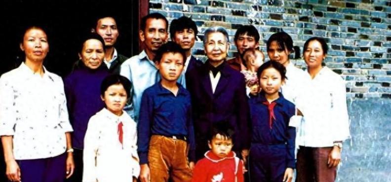 90年代在井冈山，石来发招待他的母亲，曾志面色凝重，内心满满都是愧疚。
炭盆里