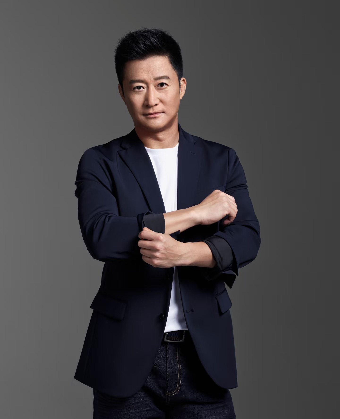 吴京第一个抱的男人还是死鬼吴京是硬汉也是型男，京哥人生赢家爱情事业双丰收！