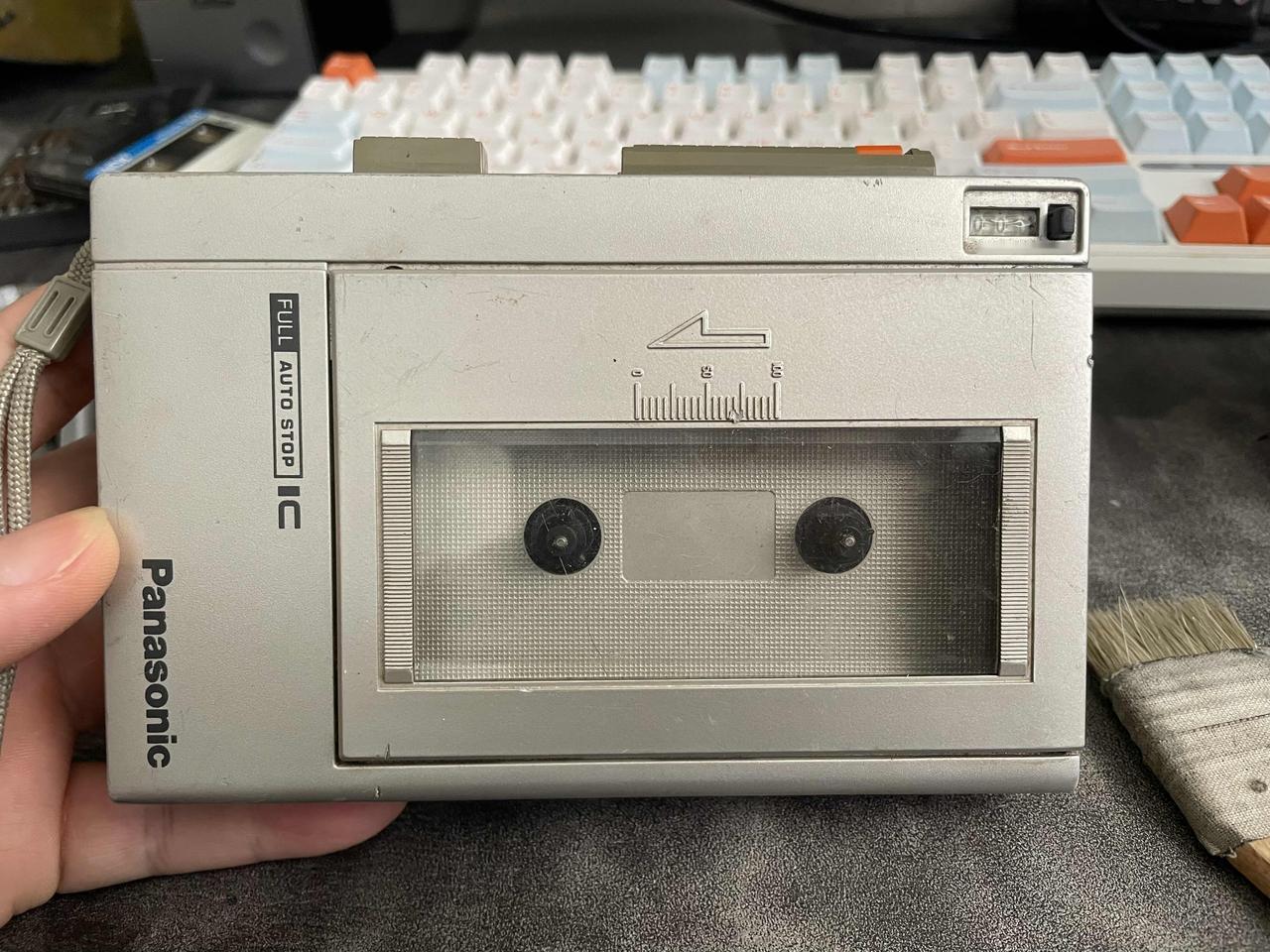 今天在广州鬼市花了5块钱淘了一个松下的磁带机；拿回家发现是坏的，开机没反应；估计