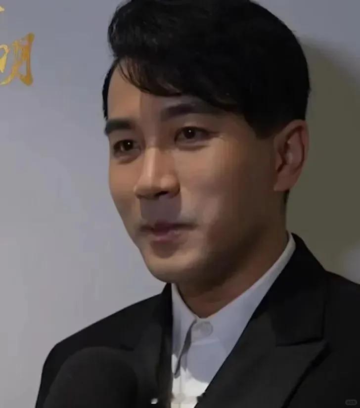 50岁的刘恺威，面相变了，眼神迷离少了当年的锐气。有人说是因为离开了杨幂，离开了