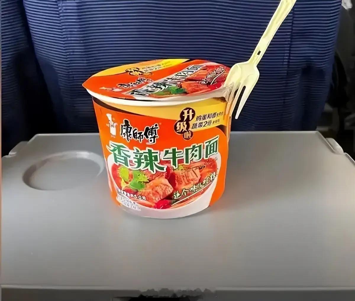 高铁去泡面化 本质上高铁不让大家吃泡面是出于卫生考虑，毕竟高铁的是密闭空间，泡面