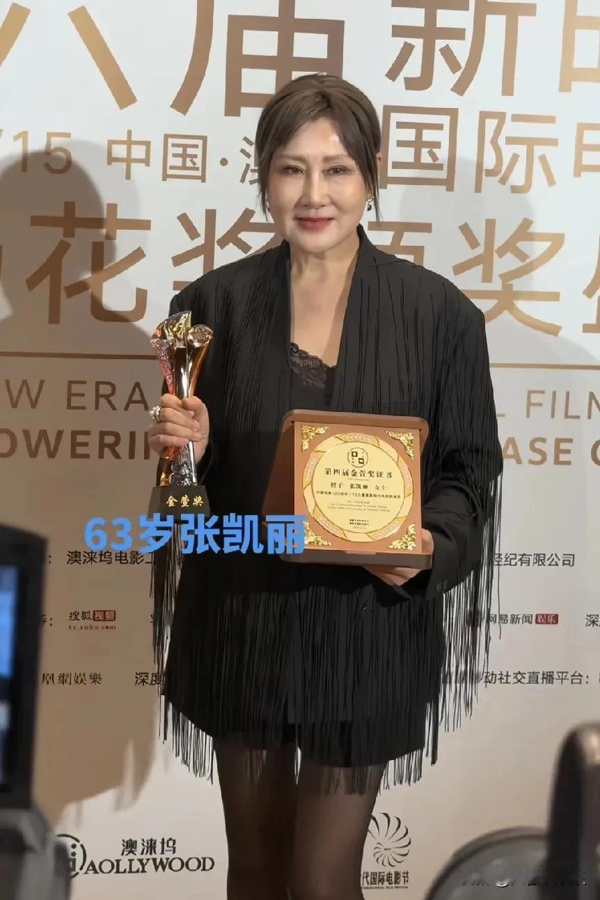 真的奉劝大家，老了就别再瞎折腾，63岁张凯丽就是一个例子。

张凯丽医美后首次亮