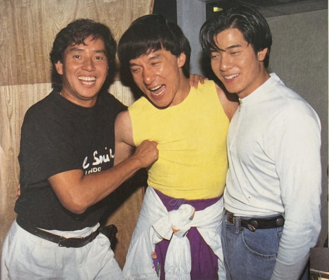 1991年，香港众星录制赈灾慈善歌曲时，成龙、谭咏麟、郭富城三位大咖，在录音棚里