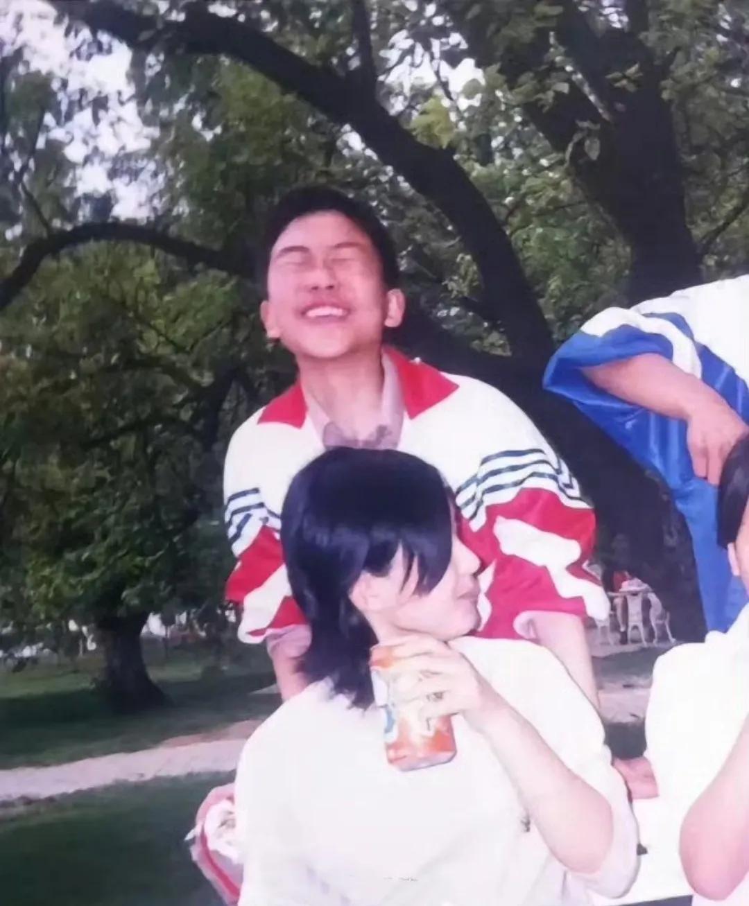 赵丽颖初中旧照曝光！
赵丽颖初中旧照因同学分享在网络刷屏，青涩质朴的模样与如今顶