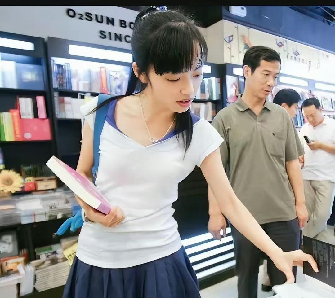 天呐！看到姚晨27年前的大学照，才懂凌潇肃为啥会一见钟情了 ​​​