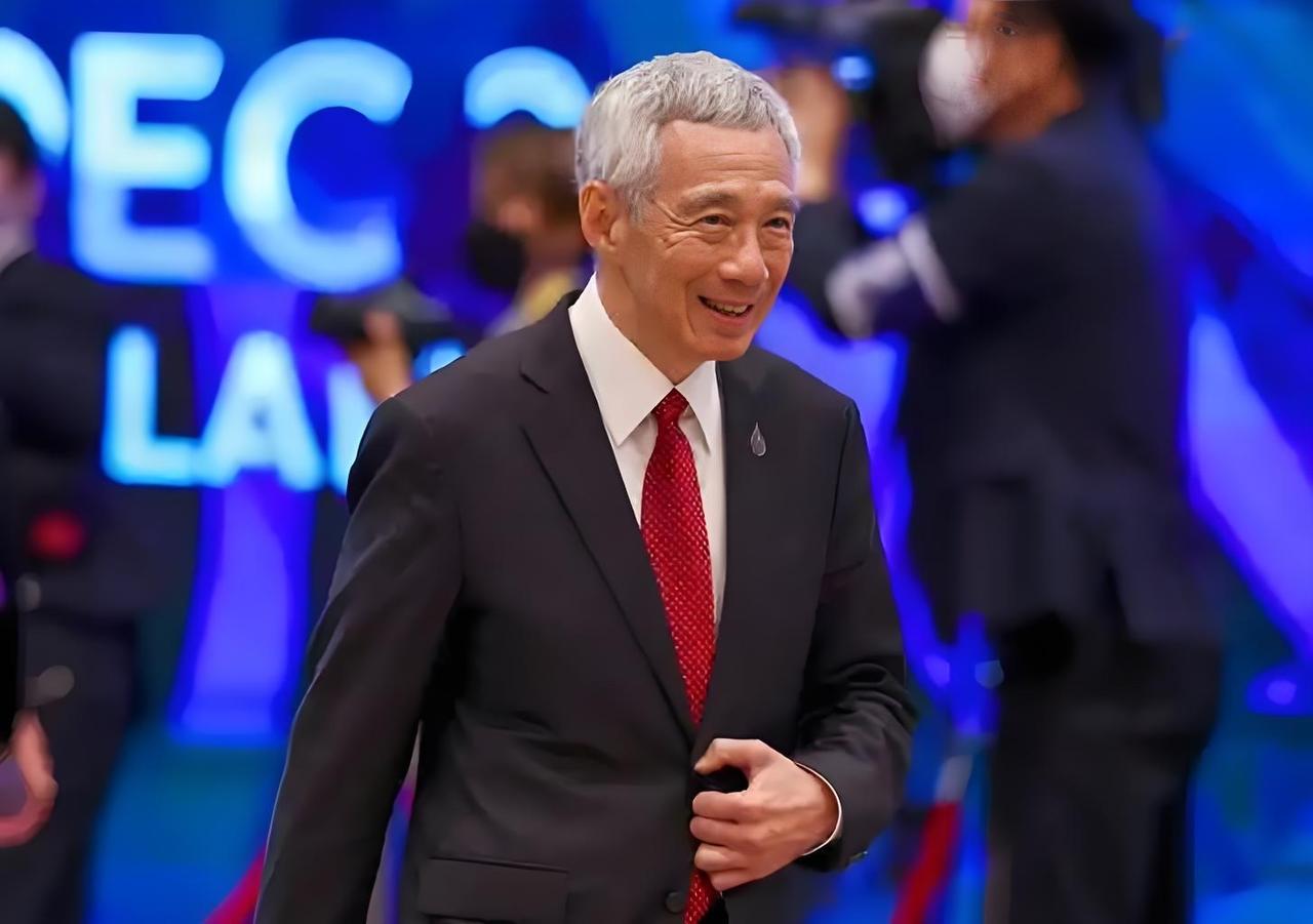 李显龙表示，真正的新加坡人要认清一个事实，新加坡不是华人国家，只是华人占多数而已