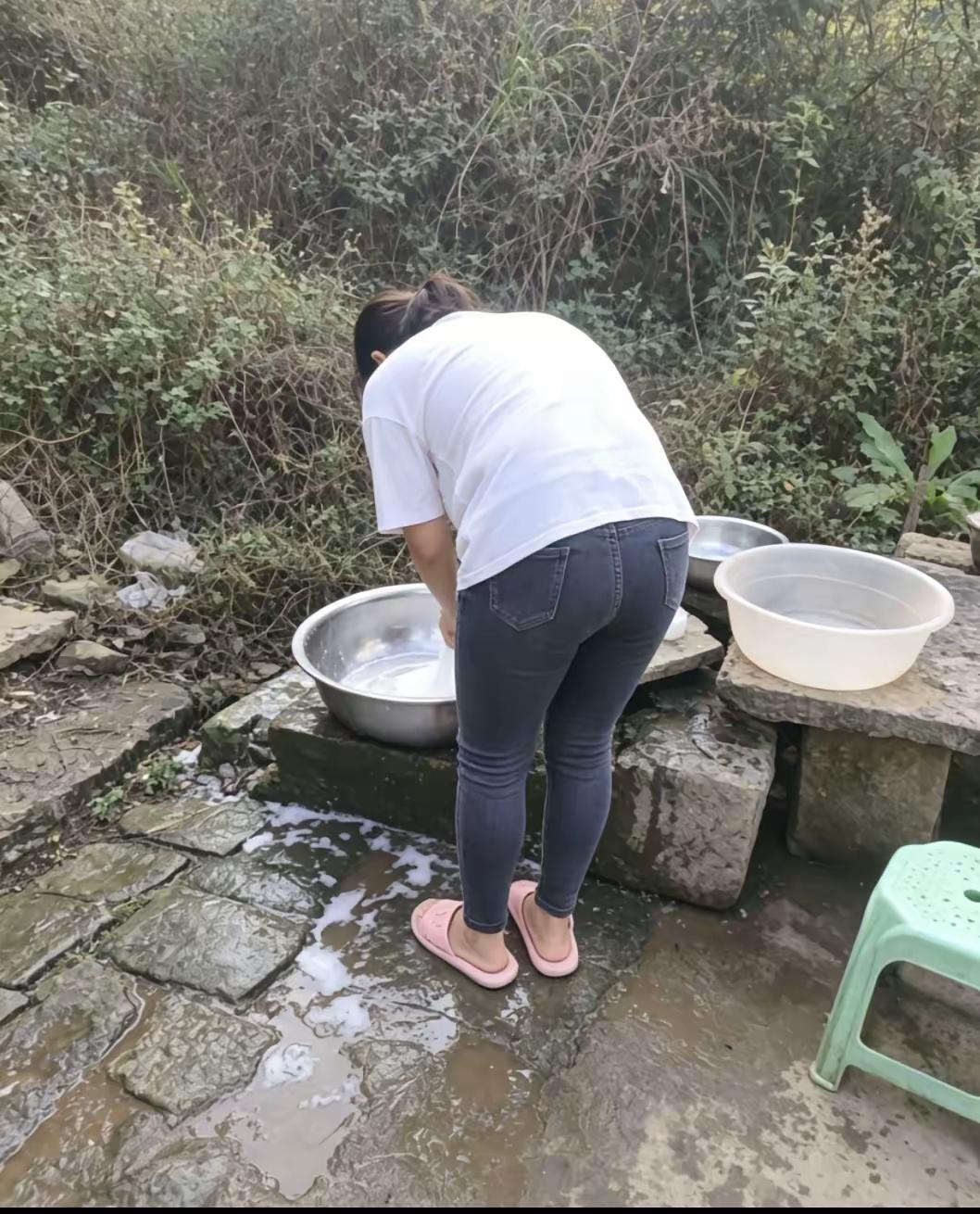 堂姐说她已经两年没有夫妻生活了！自从姐夫脑梗瘫痪以后，表姐的气色更加的差，皮肤干