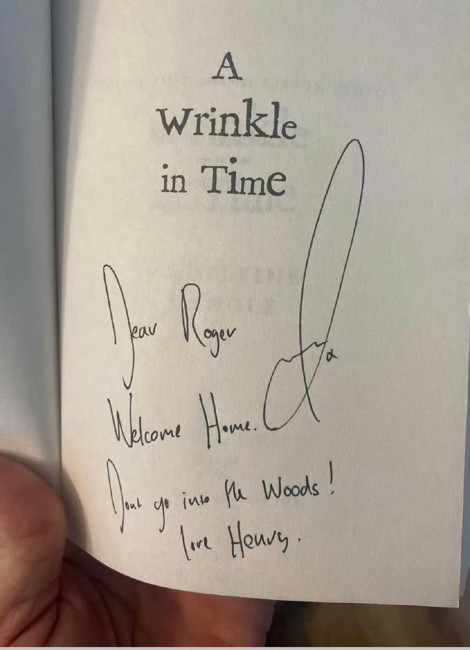 Vecna饰演者杰米送给参演《怪奇物语》第五季所有的孩子们每人一本《时间的褶皱》