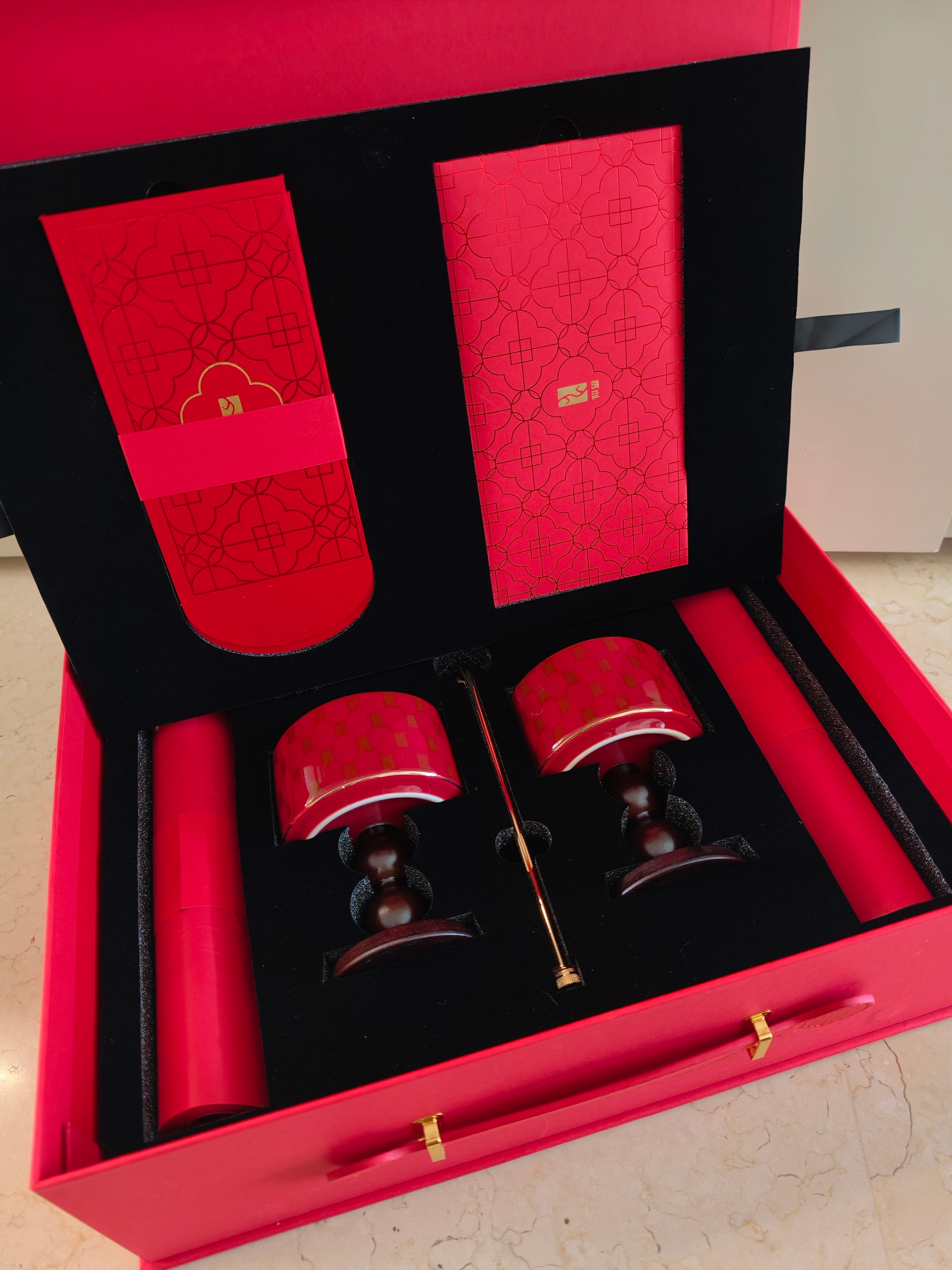 仰望今年的礼盒好漂亮，评论抽给大家哈后天开，红包/春联/烛台  抽奖详情