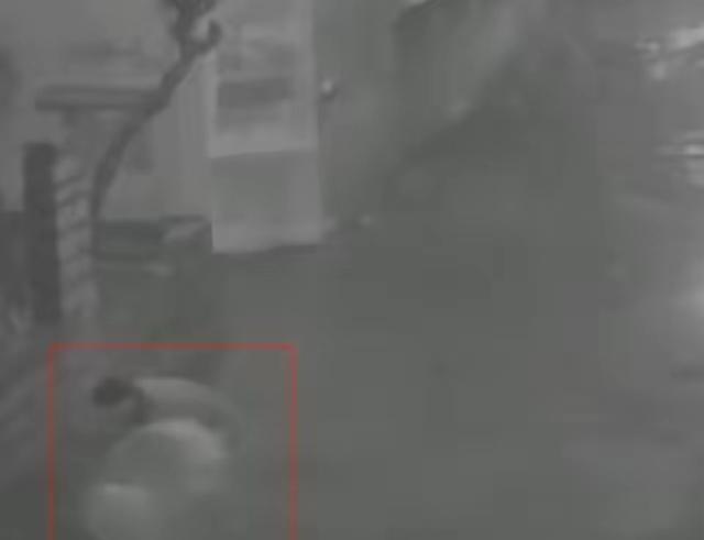 2013年冬天，1米5高的湖南富婆，被朋友硬生生塞入3米高的下水道。她把衣服逐一