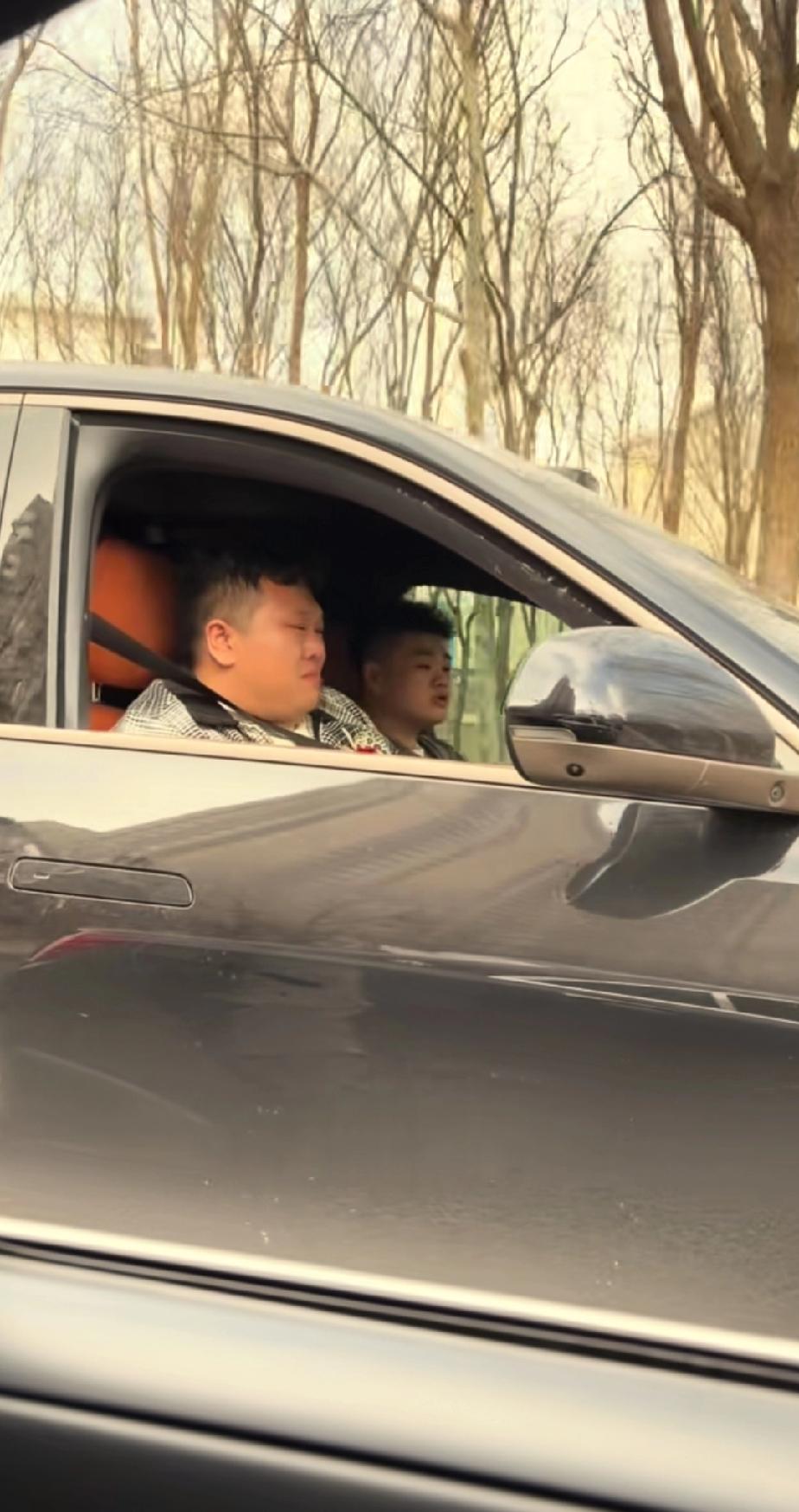 解梁静新婚大喜的日子，你看看他大哥哭的啊，这是有多么不舍啊，现在这个年代又不是以