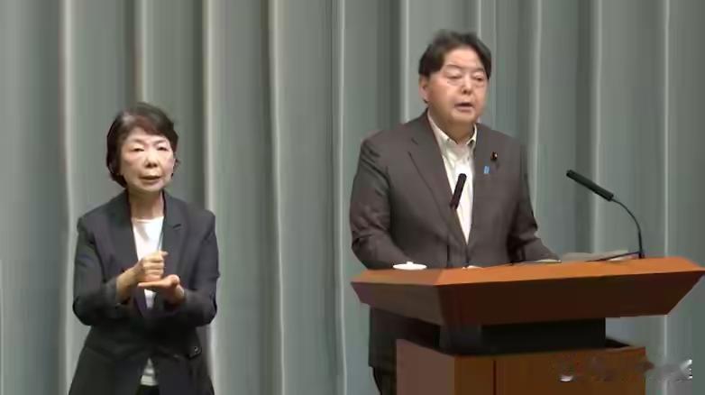 关于日本政府对中国抗战胜利80周年阅兵的回应，综合观察者网报道及网络舆情，可作如