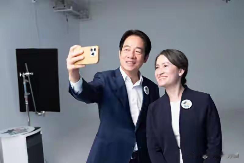 简直笑不活了！台湾桃园一男子因大年初一损毁赖清德、萧美琴联名春联竟被警方闪电逮捕