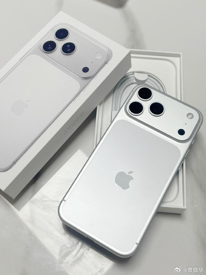 网友们有话要说：苹果手机的拍照、续航和手感都还不错，虽然不是最顶尖，但也绝对不差