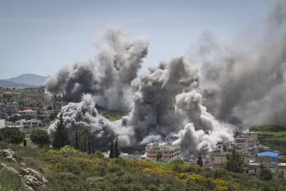 据美国全国广播公司新闻网报道，当选总统特朗普在短短10天内试图从火药桶中强行拉出