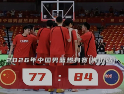 苏群说中国男篮问题不在郭士强 苏群为郭士强说话的逻辑很简单：1号位和5号位一直在