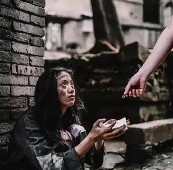 1977年，北京知青谢炳义买了两碗面递给乞丐女子，然而女子却寸步不离的跟着他，他