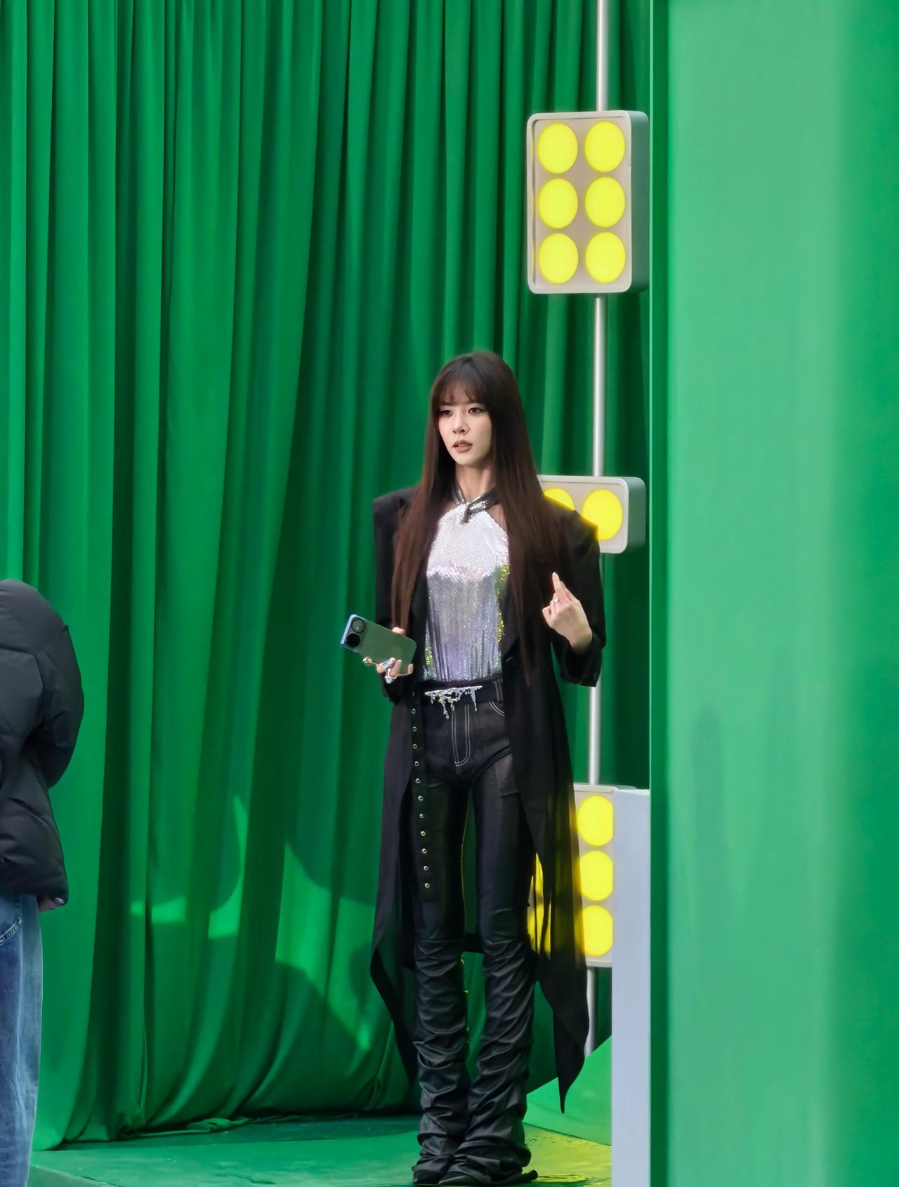 这气场，这魅力，辣妹宋妍霏我笑纳了！每一帧都是行走的时尚画报，酷飒又耀眼，今天的