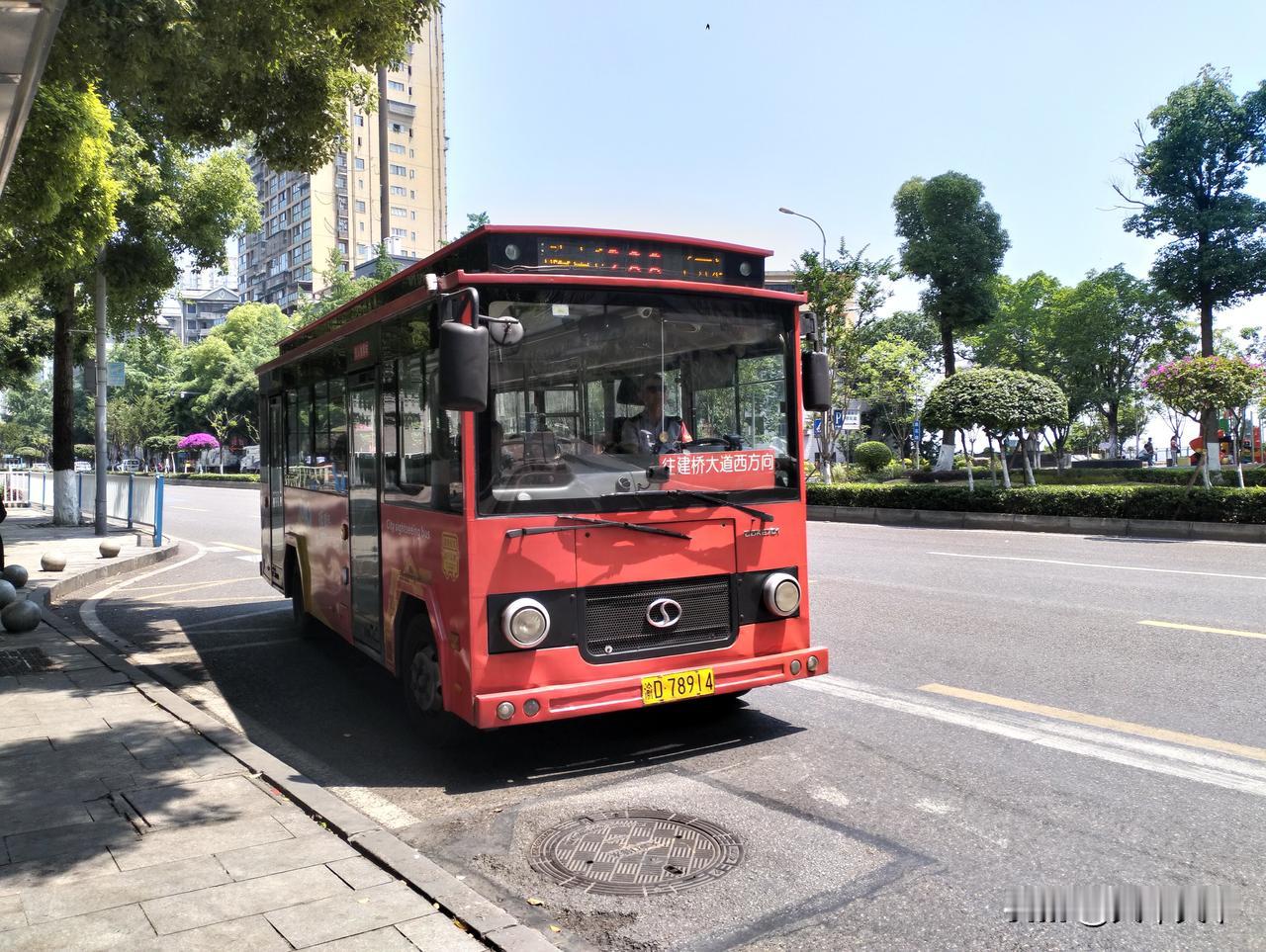 重庆公交288路，十年前这个路号是重庆北站北广场到大学城电子校的车在使用，那路车